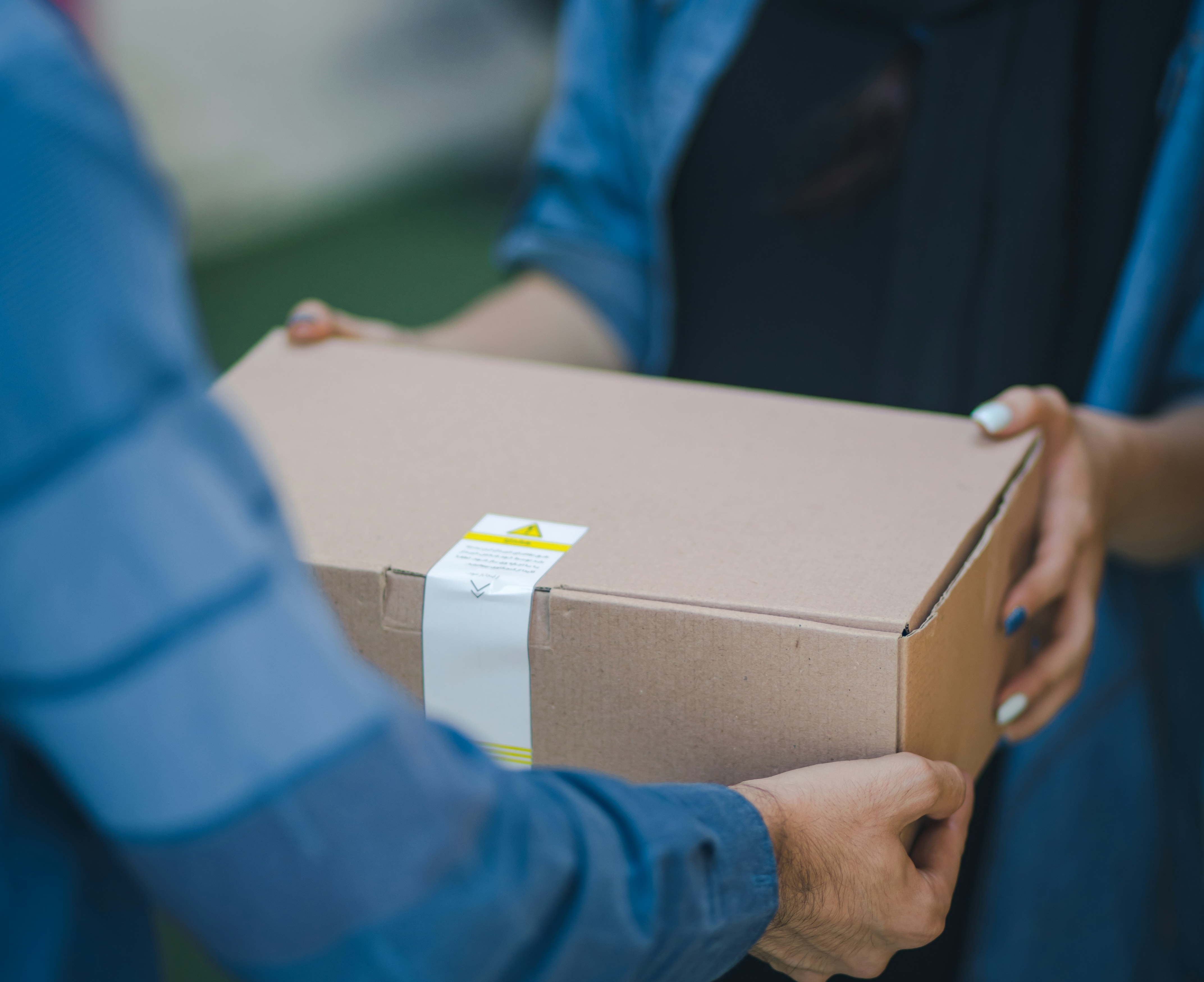 부모님 정년퇴직 박스 전달 이미지. 출처 - Unsplash